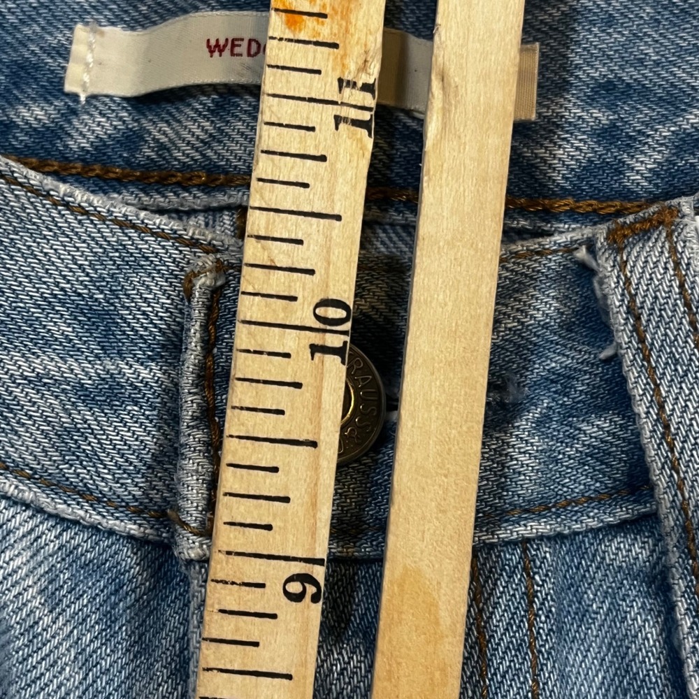 Levis Premium Wedgie Straight Distressed Jeans Light Wash Blue Size 26 Raw Hem - Picture 8 of 9